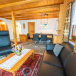 Wohnzimmer der Wohnung Camartin im Haus Casa Panorama in Breil/Brigels.