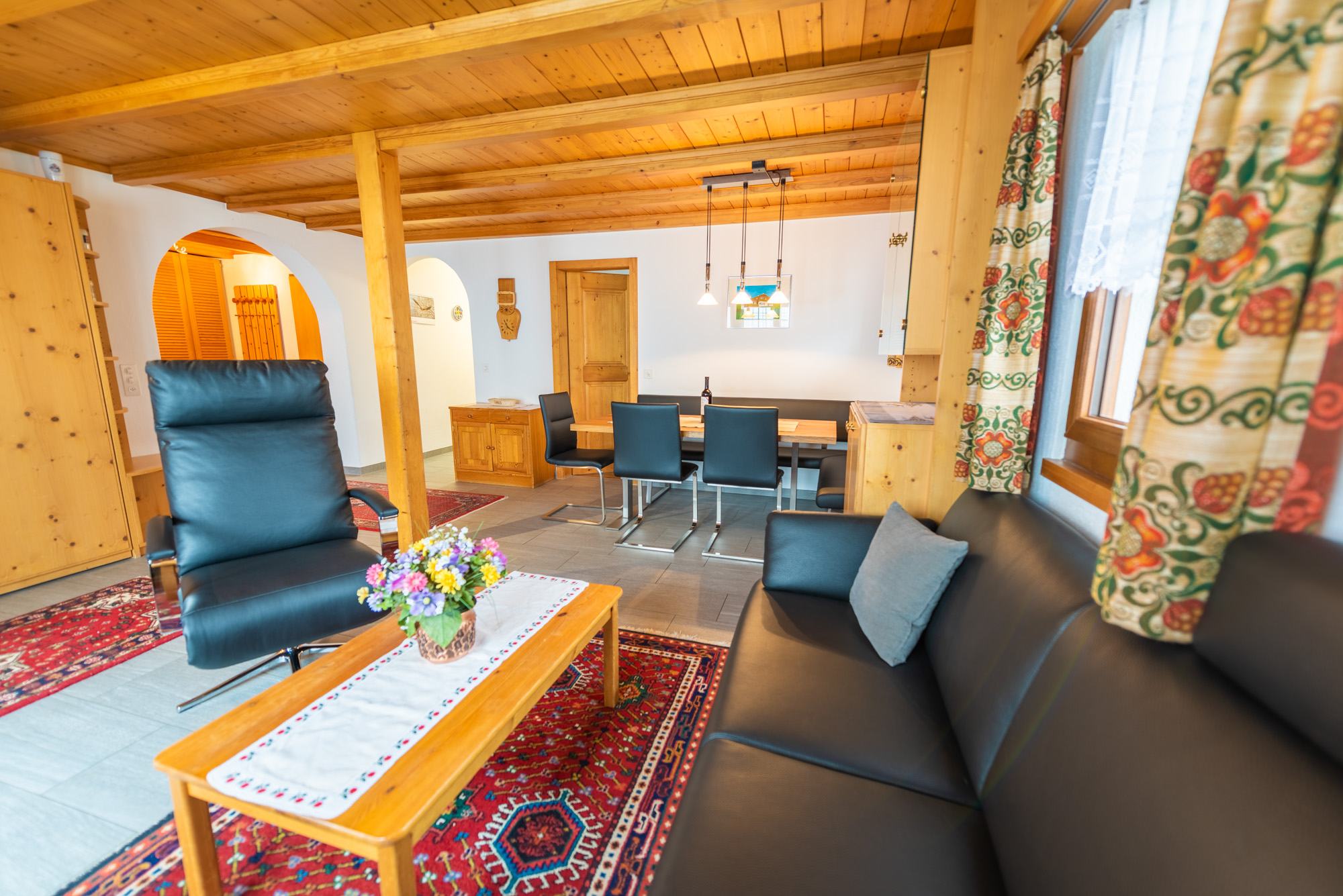 Wohnzimmer der Wohnung Camartin im Haus Casa Panorama in Breil/Brigels.