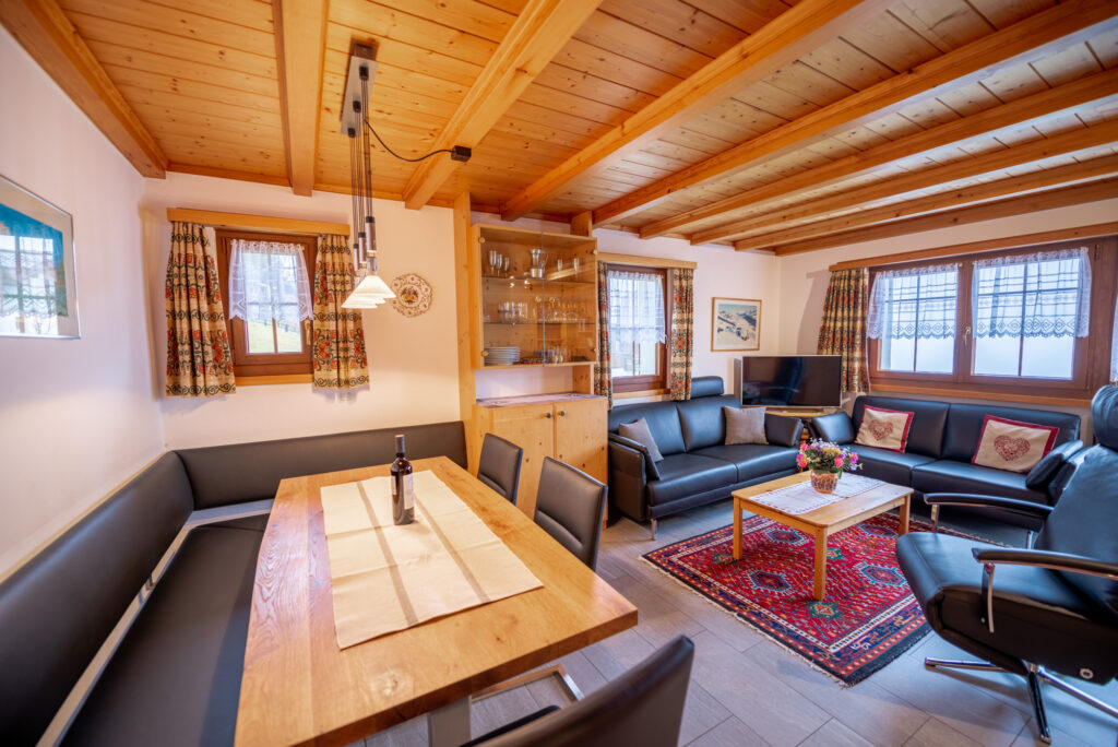 Camartin_Wohnzimmer-5 Wohnzimmer mit Esstisch der Wohnung Camartin im Haus Casa Panorama In Breil/Brigels.
