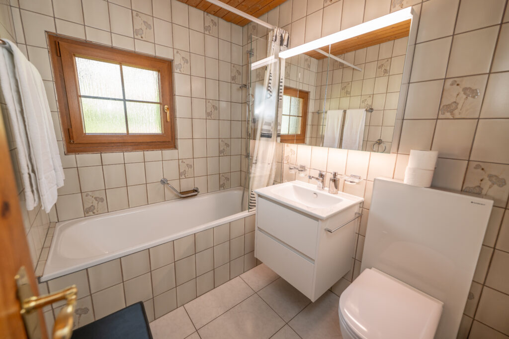 Badezimmer der Wohnung Lutz in der Casa Panorama in Breil/Brigels